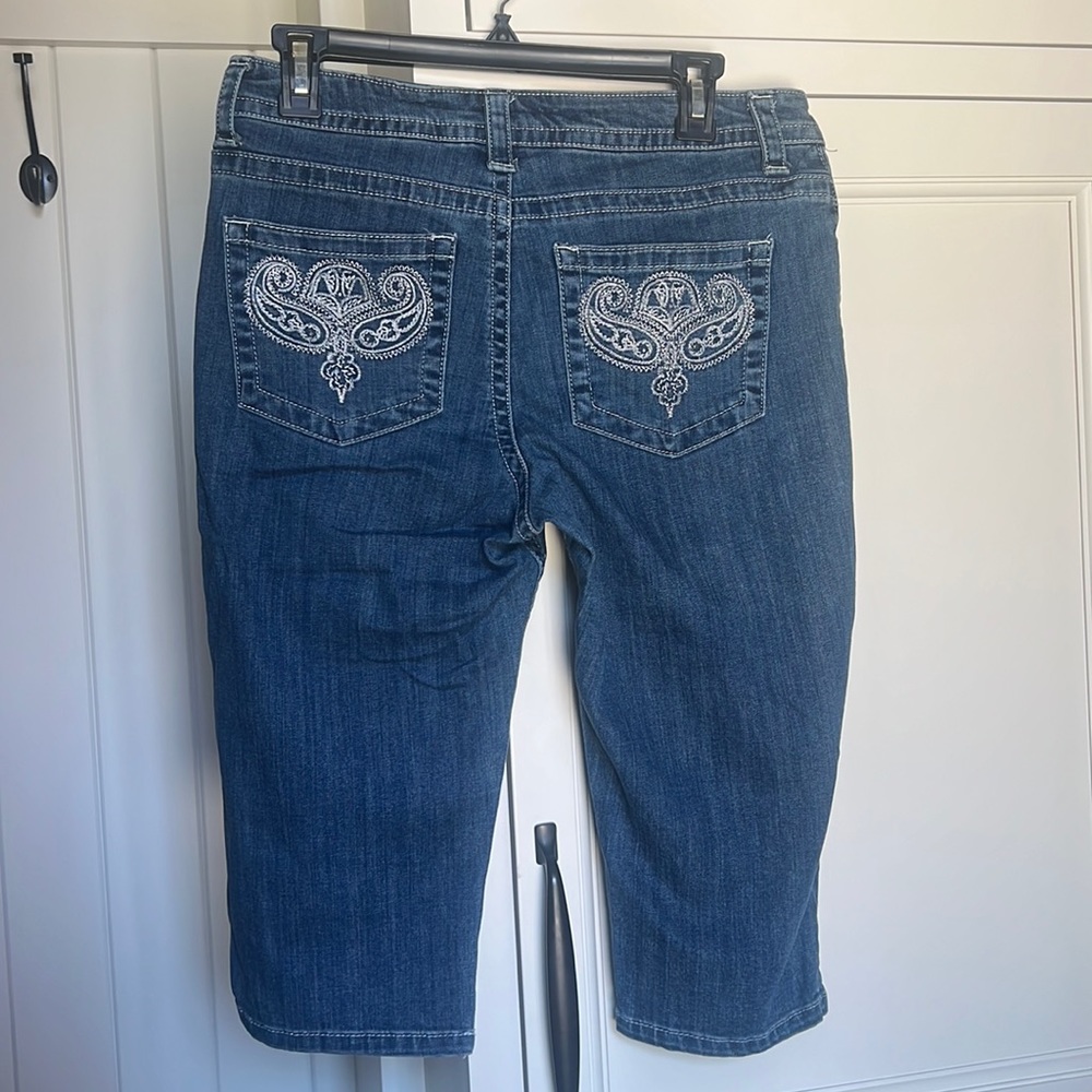 Lee Slender Secret. Size 12 Medium. Capris. Sits lower on the waist
